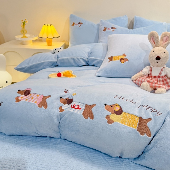 91家纺网 家纺一手货源 找家纺 （总）控价 专版花型  2025年新款 高克重240克全消光A类刺绣牛奶绒四件套床盖款-腊肠狗