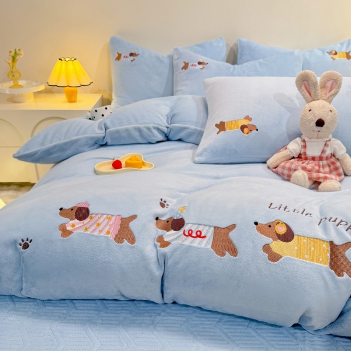 91家纺网 家纺一手货源 找家纺 （总）控价 专版花型  2025年新款 高克重240克全消光A类刺绣牛奶绒四件套床盖款-腊肠狗