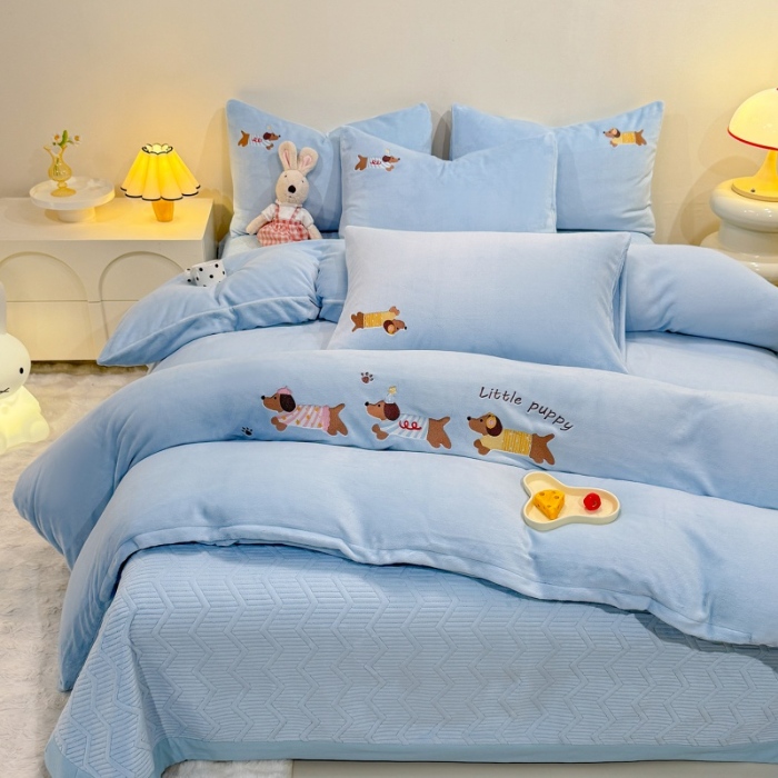 91家纺网 家纺一手货源 找家纺 （总）控价 专版花型  2025年新款 高克重240克全消光A类刺绣牛奶绒四件套床盖款-腊肠狗