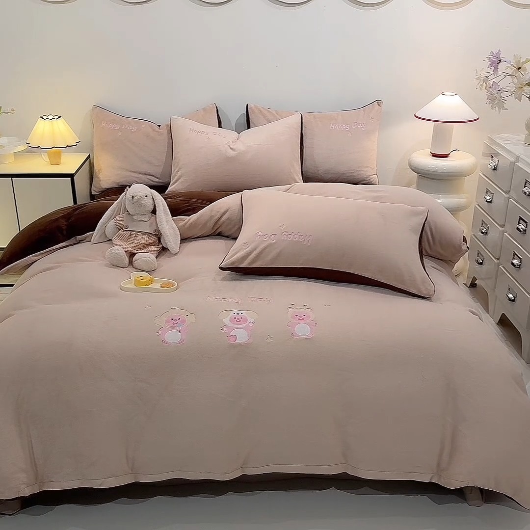 91家纺网 家纺一手货源 找家纺 （总）控价 2025新款  专版花型 240克全消光A类刺绣牛奶绒四件套床盖款-可爱卢比