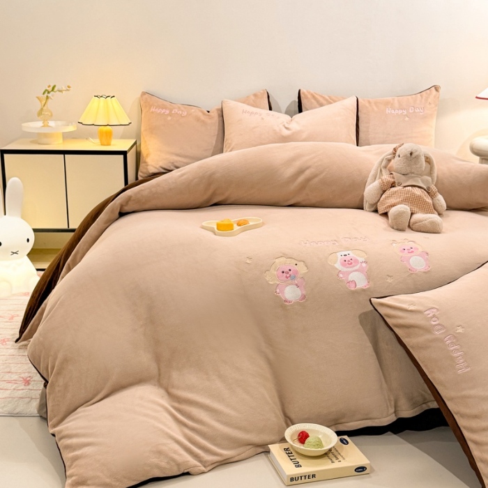 91家纺网 家纺一手货源 找家纺 （总）控价 2025新款  专版花型 240克全消光A类刺绣牛奶绒四件套床盖款-可爱卢比