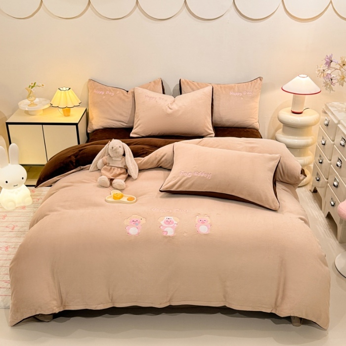 91家纺网 家纺一手货源 找家纺 （总）控价 2025新款  专版花型 240克全消光A类刺绣牛奶绒四件套床盖款-可爱卢比