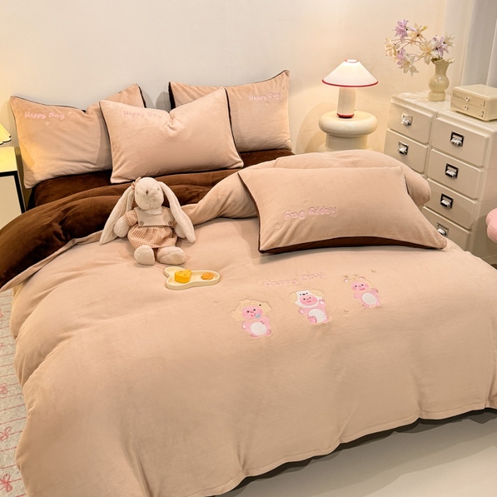 91家纺网 家纺一手货源 找家纺 （总）控价 2025新款  专版花型 240克全消光A类刺绣牛奶绒四件套床盖款-可爱卢比