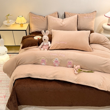 （总）控价 2025新款  专版花型 240克全消光A类刺绣牛奶绒四件套床盖款-可爱卢比