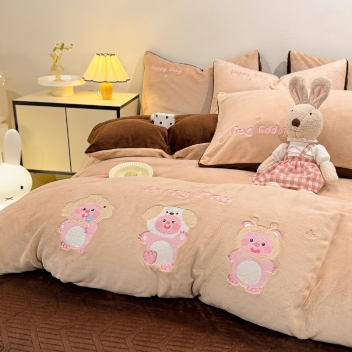 91家纺网 家纺一手货源 找家纺 （总）控价 2025新款  专版花型 240克全消光A类刺绣牛奶绒四件套床盖款-可爱卢比