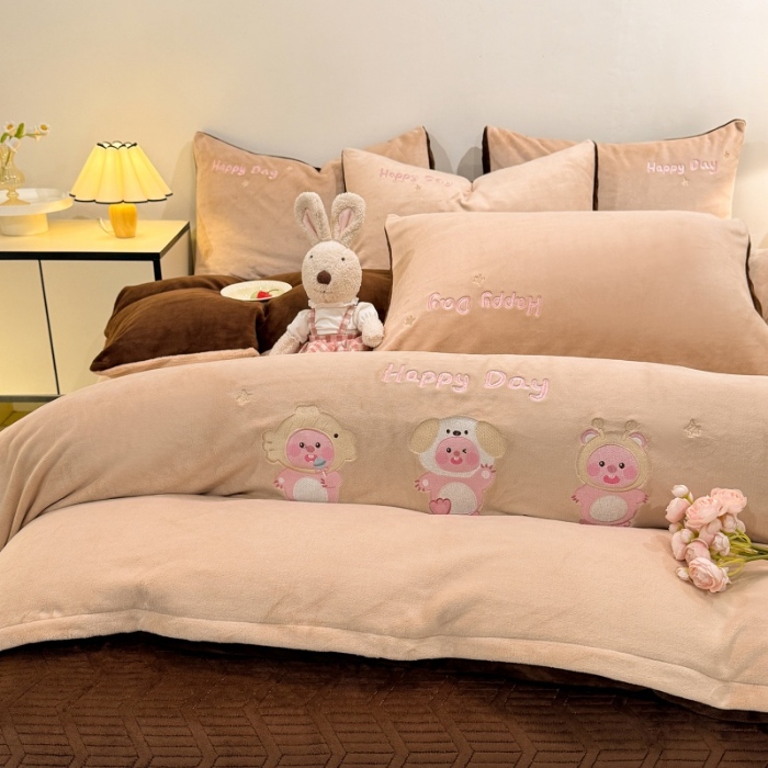 91家纺网 家纺一手货源 找家纺 （总）控价 2025新款  专版花型 240克全消光A类刺绣牛奶绒四件套床盖款-可爱卢比