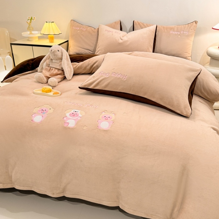 91家纺网 家纺一手货源 找家纺 （总）控价 2025新款  专版花型 240克全消光A类刺绣牛奶绒四件套床盖款-可爱卢比