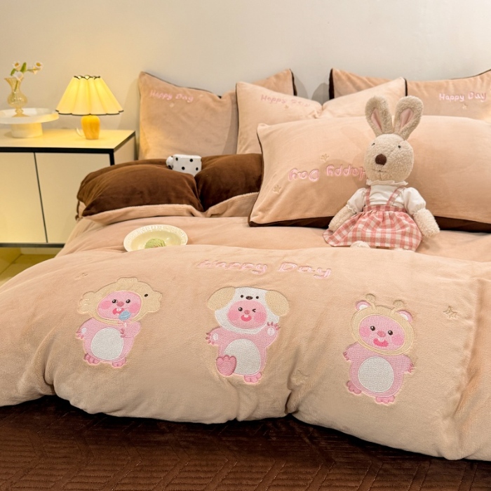 91家纺网 家纺一手货源 找家纺 （总）控价 2025新款  专版花型 240克全消光A类刺绣牛奶绒四件套床盖款-可爱卢比