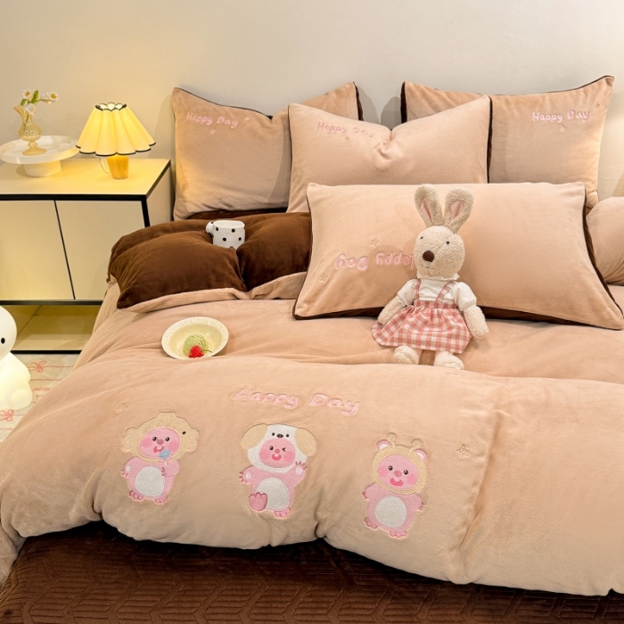 91家纺网 家纺一手货源 找家纺 （总）控价 2025新款  专版花型 240克全消光A类刺绣牛奶绒四件套床盖款-可爱卢比