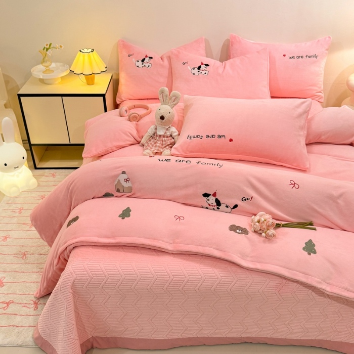 91家纺网 家纺一手货源 找家纺 （总）控价 专版花型  2025年新款 高克重240克全消光A类刺绣牛奶绒四件套床盖款-呆萌小狗