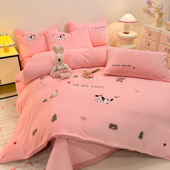 91家纺网 家纺一手货源 找家纺 （总）控价 专版花型  2025年新款 高克重240克全消光A类刺绣牛奶绒四件套床盖款-呆萌小狗