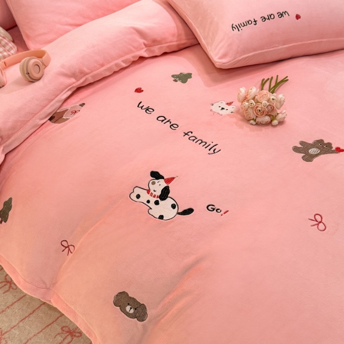 91家纺网 家纺一手货源 找家纺 （总）控价 专版花型  2025年新款 高克重240克全消光A类刺绣牛奶绒四件套床盖款-呆萌小狗