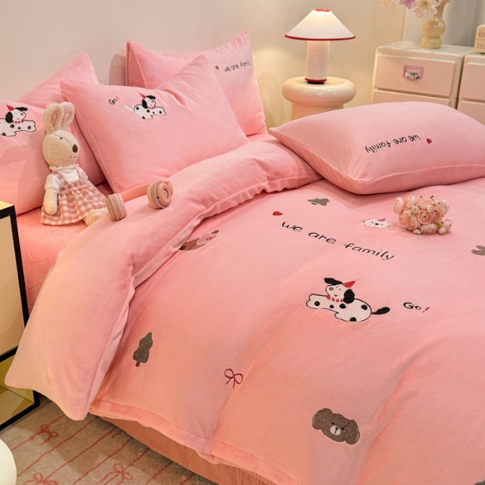 91家纺网 家纺一手货源 找家纺 （总）控价 专版花型  2025年新款 高克重240克全消光A类刺绣牛奶绒四件套床盖款-呆萌小狗