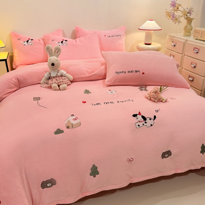 91家纺网 家纺一手货源 找家纺 （总）控价 专版花型  2025年新款 高克重240克全消光A类刺绣牛奶绒四件套床盖款-呆萌小狗