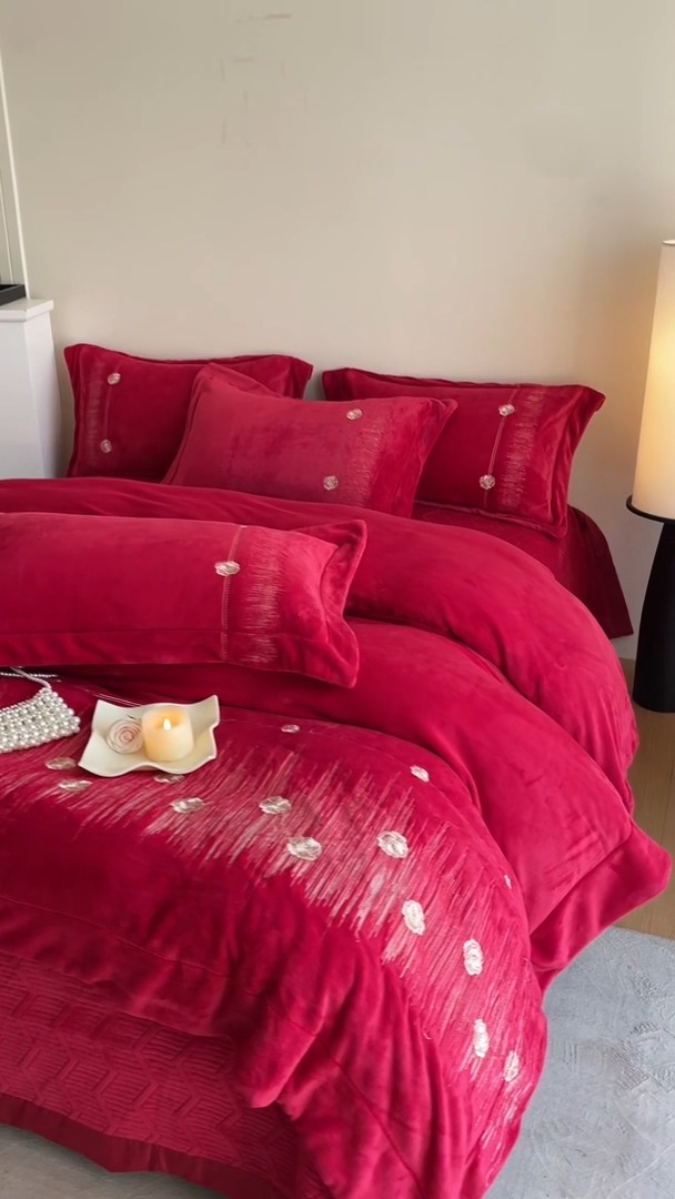 91家纺网 家纺一手货源 找家纺 （总）控价 2025新款 专版花型 240克全消光A类刺绣牛奶绒四件套夹棉床盖款-玫瑰情缘