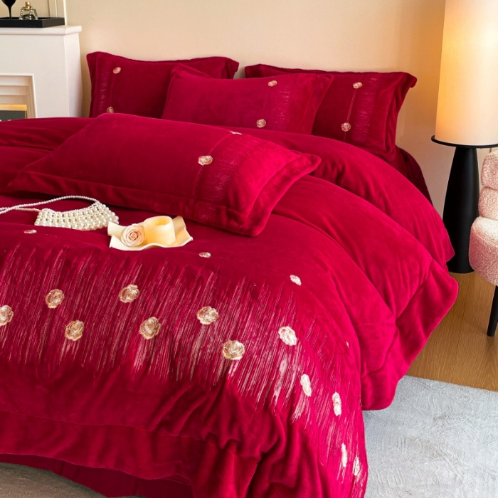 91家纺网 家纺一手货源 找家纺 （总）控价 2025新款 专版花型 240克全消光A类刺绣牛奶绒四件套夹棉床盖款-玫瑰情缘