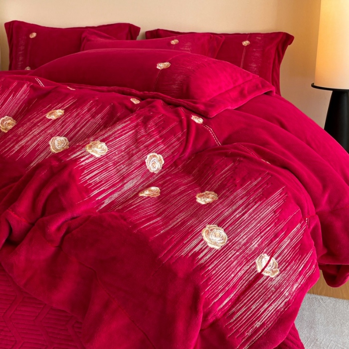 91家纺网 家纺一手货源 找家纺 （总）控价 2025新款 专版花型 240克全消光A类刺绣牛奶绒四件套夹棉床盖款-玫瑰情缘