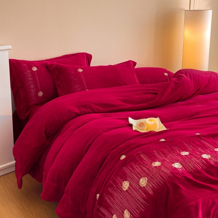 91家纺网 家纺一手货源 找家纺 （总）控价 2025新款 专版花型 240克全消光A类刺绣牛奶绒四件套夹棉床盖款-玫瑰情缘