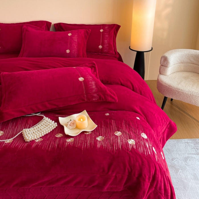 91家纺网 家纺一手货源 找家纺 （总）控价 2025新款 专版花型 240克全消光A类刺绣牛奶绒四件套夹棉床盖款-玫瑰情缘