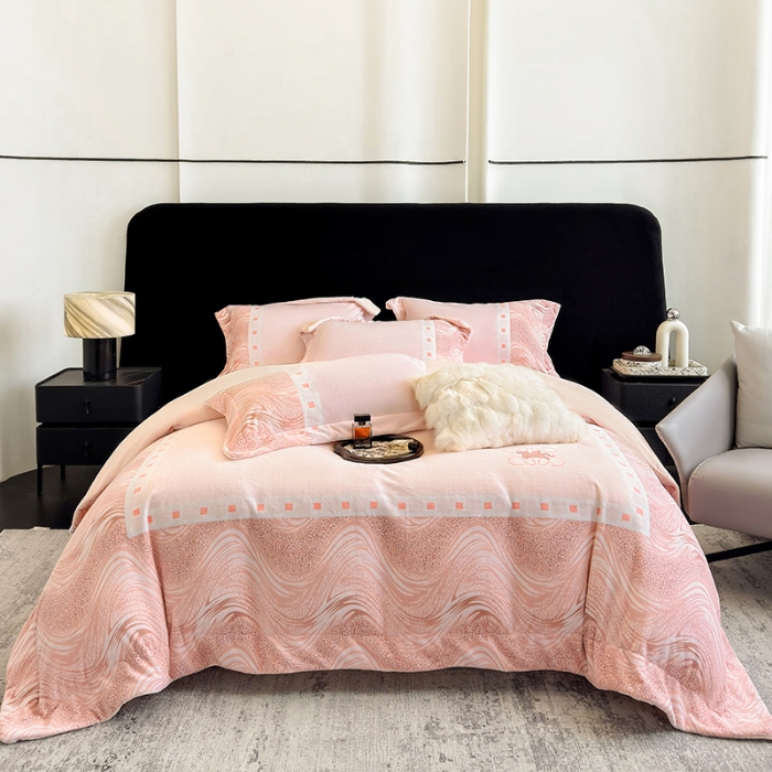 91家纺网 家纺一手货源 找家纺 （总）控价 2025新款 床盖款240克全消光A类数码印花牛奶绒四件套-贝斯