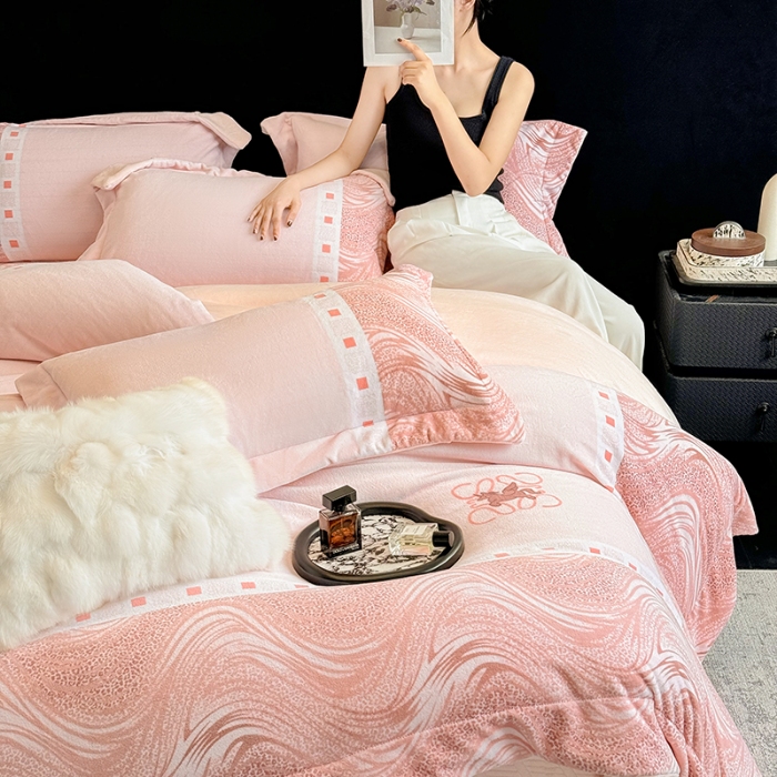 91家纺网 家纺一手货源 找家纺 （总）控价 2025新款 床盖款240克全消光A类数码印花牛奶绒四件套-贝斯