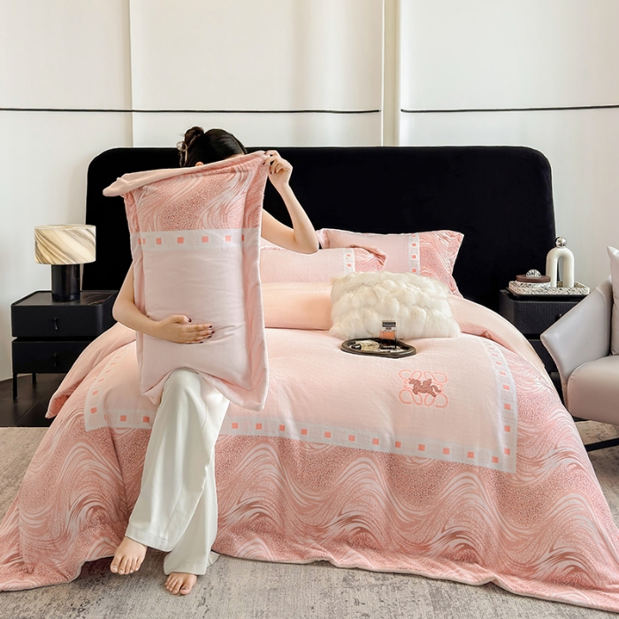 91家纺网 家纺一手货源 找家纺 （总）控价 2025新款 床盖款240克全消光A类数码印花牛奶绒四件套-贝斯