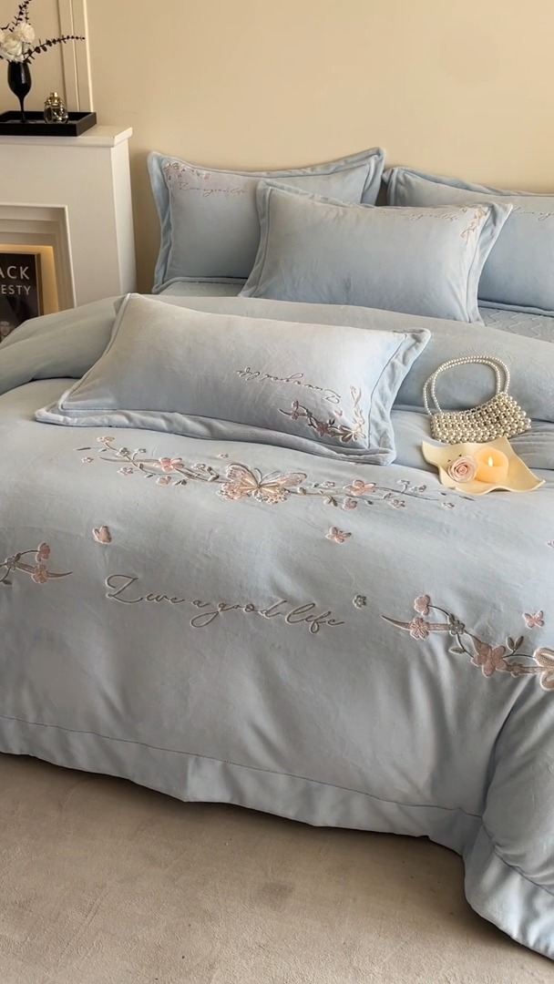 91家纺网 家纺一手货源 找家纺 （总）控价 2025新款 专版花型 全消光A类刺绣牛奶绒四件套床盖款-蝶恋花