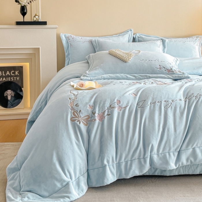 91家纺网 家纺一手货源 找家纺 （总）控价 2025新款 专版花型 全消光A类刺绣牛奶绒四件套床盖款-蝶恋花