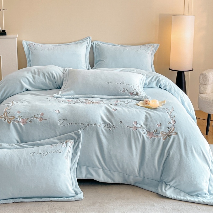 91家纺网 家纺一手货源 找家纺 （总）控价 2025新款 专版花型 全消光A类刺绣牛奶绒四件套床盖款-蝶恋花