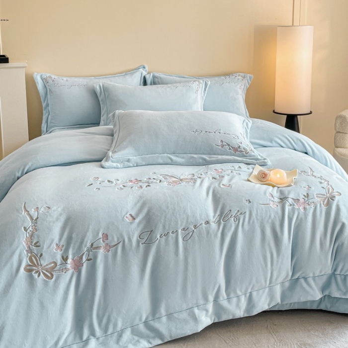 91家纺网 家纺一手货源 找家纺 （总）控价 2025新款 专版花型 全消光A类刺绣牛奶绒四件套床盖款-蝶恋花