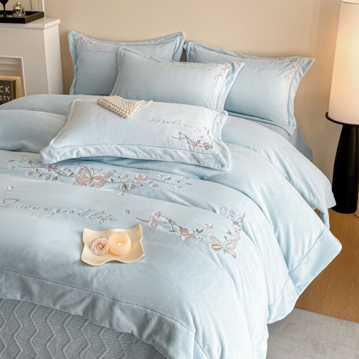 91家纺网 家纺一手货源 找家纺 （总）控价 2025新款 专版花型 全消光A类刺绣牛奶绒四件套床盖款-蝶恋花