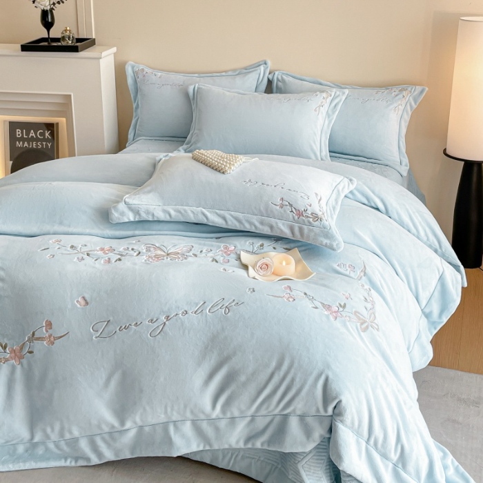 91家纺网 家纺一手货源 找家纺 （总）控价 2025新款 专版花型 全消光A类刺绣牛奶绒四件套床盖款-蝶恋花