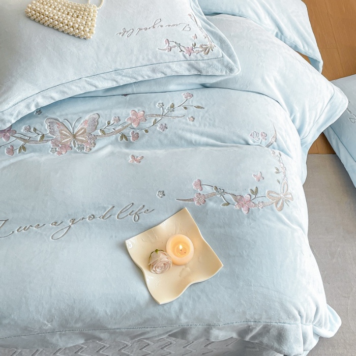 91家纺网 家纺一手货源 找家纺 （总）控价 2025新款 专版花型 全消光A类刺绣牛奶绒四件套床盖款-蝶恋花