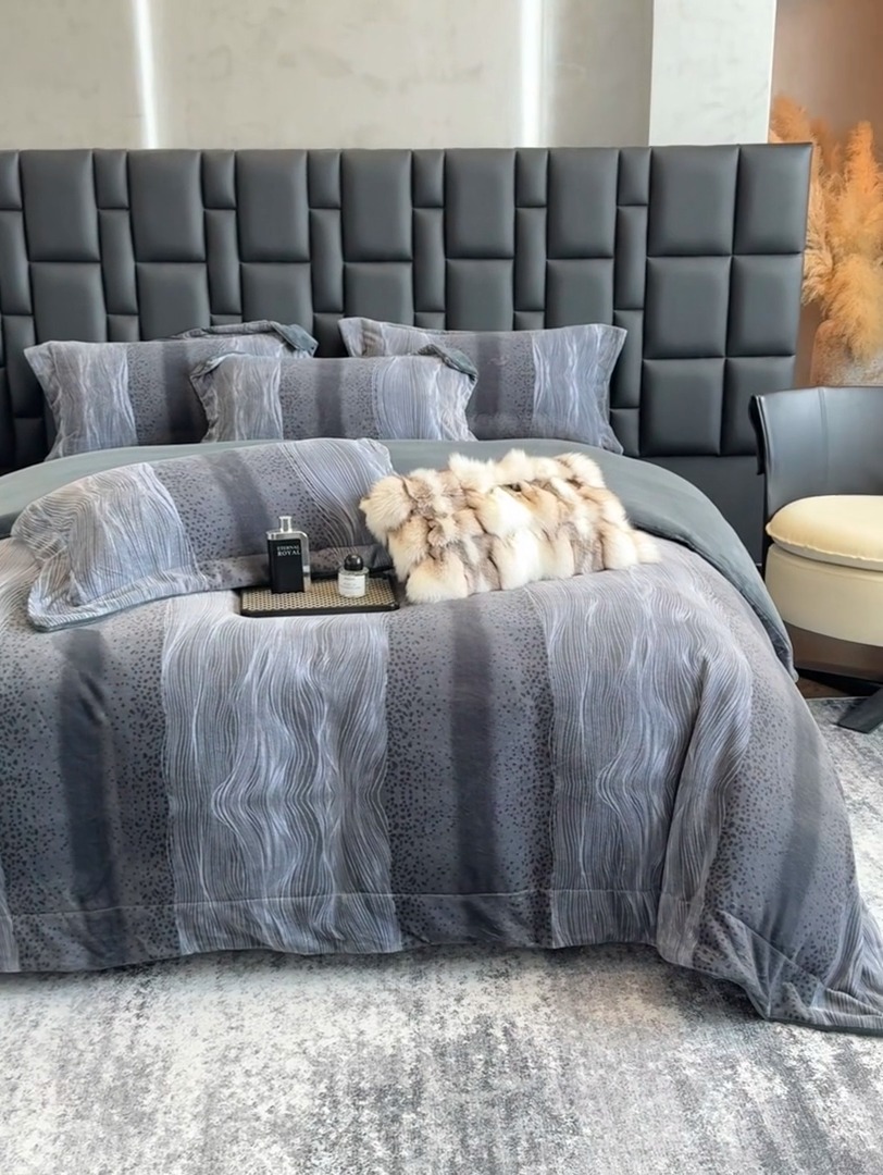 91家纺网 家纺一手货源 找家纺 （总）控价 2025新款  专版花型 全消光A类数码印花牛奶绒四件套床盖款-情怀直播首选