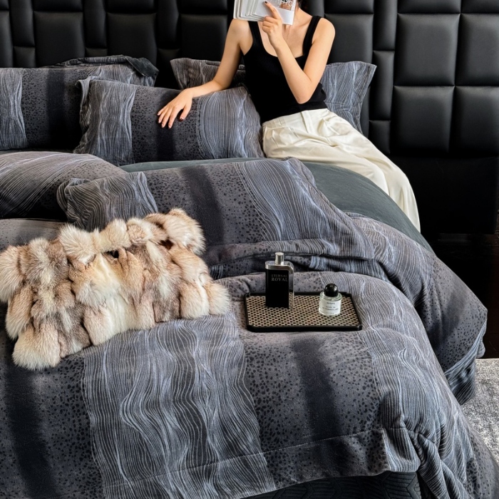 91家纺网 家纺一手货源 找家纺 （总）控价 2025新款  专版花型 全消光A类数码印花牛奶绒四件套床盖款-情怀直播首选