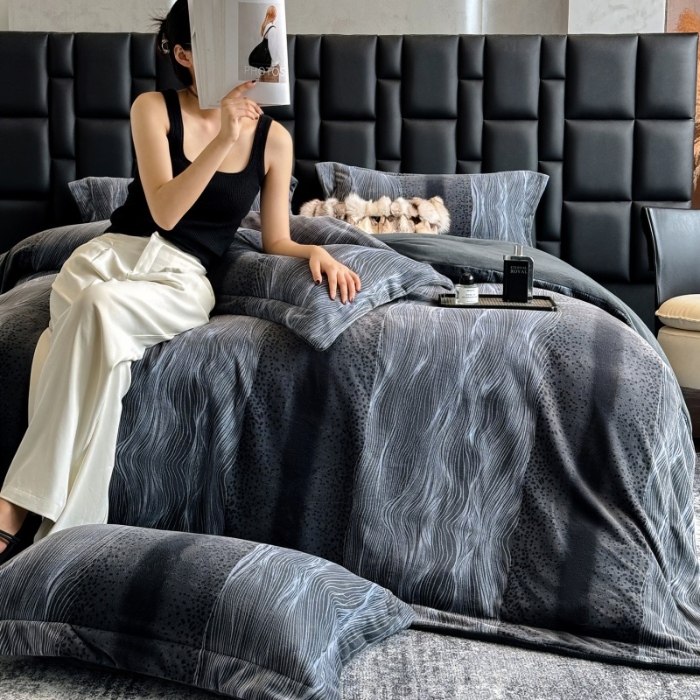 91家纺网 家纺一手货源 找家纺 （总）控价 2025新款  专版花型 全消光A类数码印花牛奶绒四件套床盖款-情怀直播首选