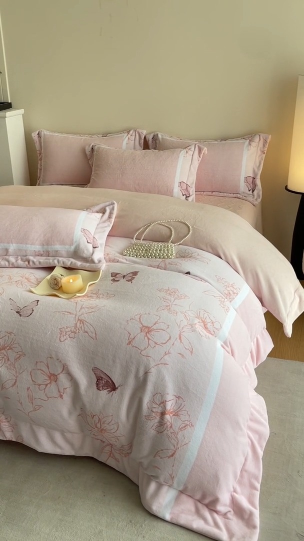 91家纺网 家纺一手货源 找家纺 （总）控价 2025新款高克重240克A类全消光数码印花牛奶绒四件套床盖款-雨蝶