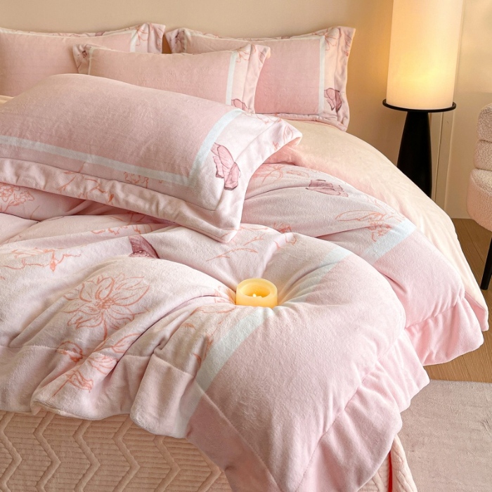 91家纺网 家纺一手货源 找家纺 （总）控价 2025新款高克重240克A类全消光数码印花牛奶绒四件套床盖款-雨蝶