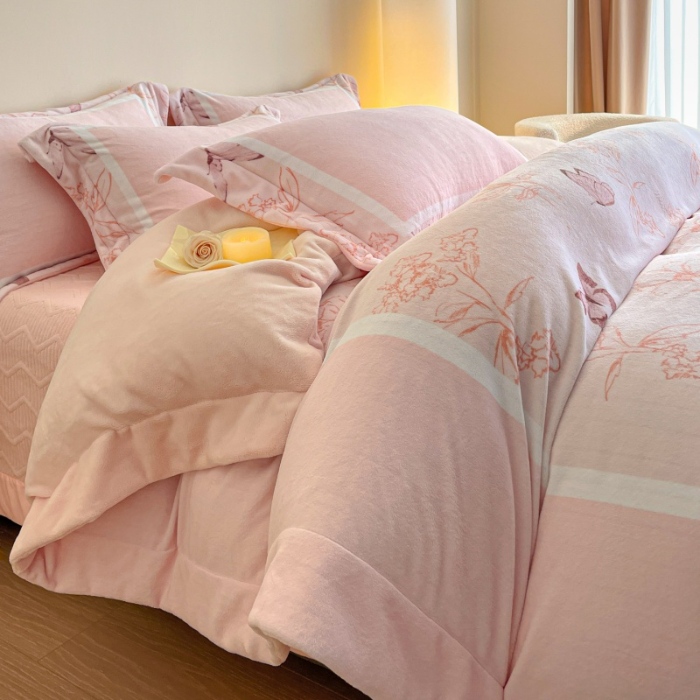 91家纺网 家纺一手货源 找家纺 （总）控价 2025新款高克重240克A类全消光数码印花牛奶绒四件套床盖款-雨蝶