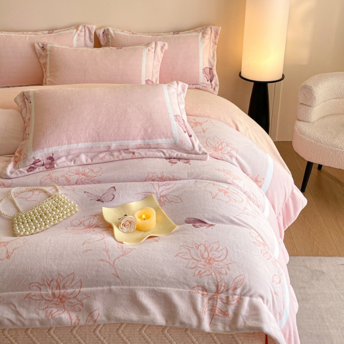 91家纺网 家纺一手货源 找家纺 （总）控价 2025新款高克重240克A类全消光数码印花牛奶绒四件套床盖款-雨蝶