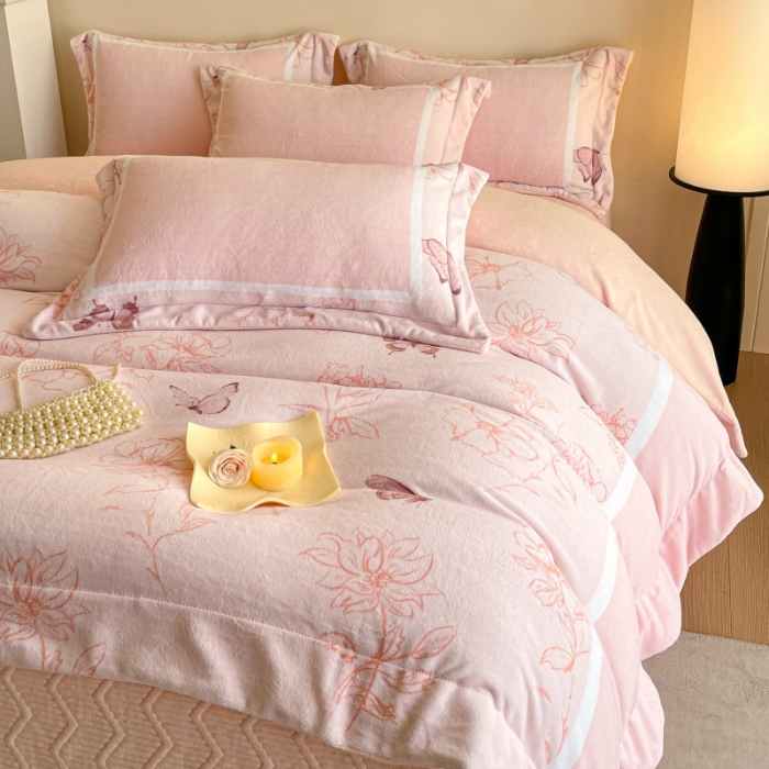 91家纺网 家纺一手货源 找家纺 （总）控价 2025新款高克重240克A类全消光数码印花牛奶绒四件套床盖款-雨蝶