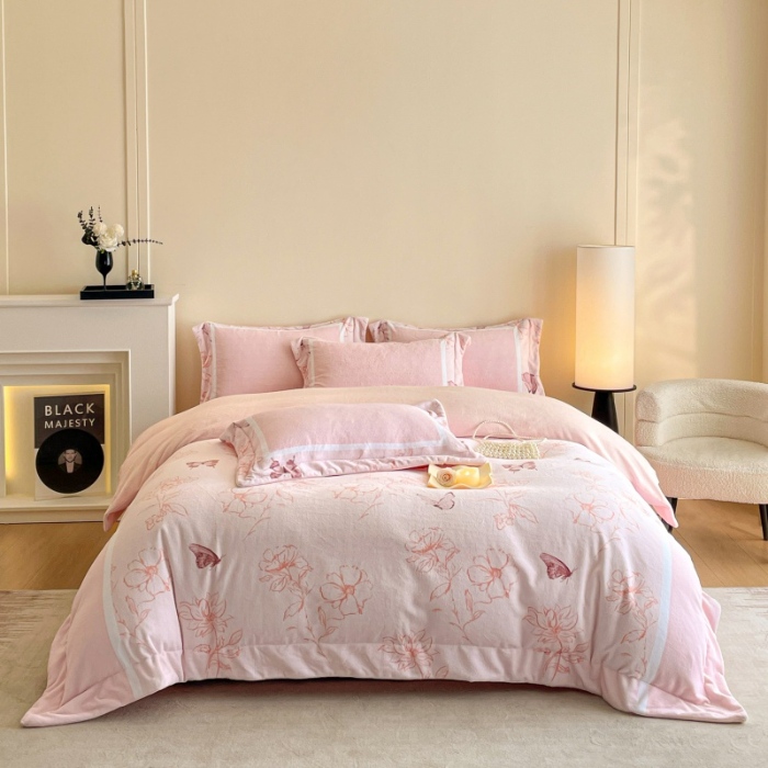 91家纺网 家纺一手货源 找家纺 （总）控价 2025新款高克重240克A类全消光数码印花牛奶绒四件套床盖款-雨蝶