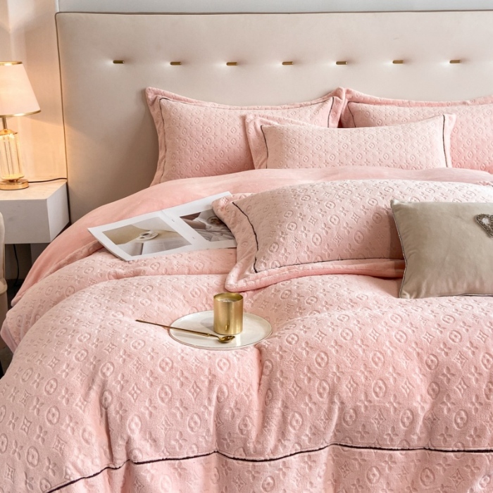 91家纺网 家纺一手货源 找家纺 （总）经年 2025年新款210克全消光A类烂花牛奶绒四件套-路易系列