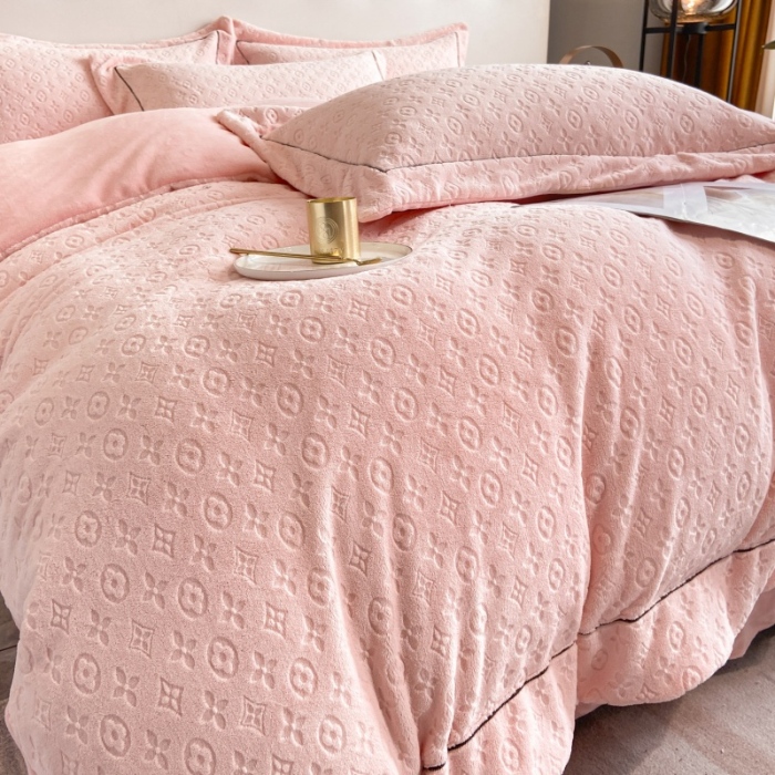 91家纺网 家纺一手货源 找家纺 （总）经年 2025年新款210克全消光A类烂花牛奶绒四件套-路易系列