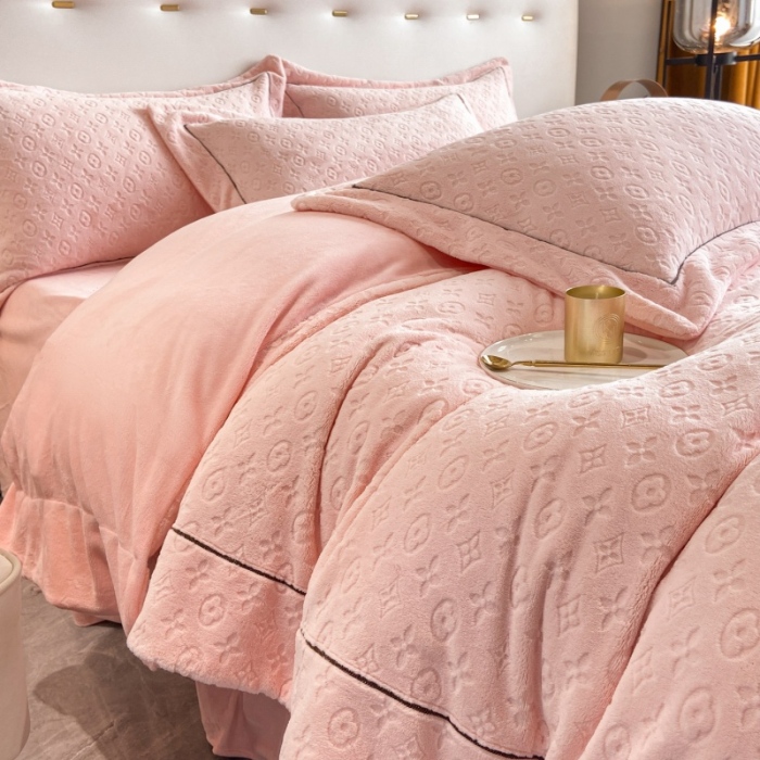 91家纺网 家纺一手货源 找家纺 （总）经年 2025年新款210克全消光A类烂花牛奶绒四件套-路易系列