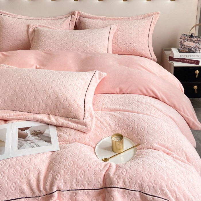 91家纺网 家纺一手货源 找家纺 （总）经年 2025年新款210克全消光A类烂花牛奶绒四件套-路易系列