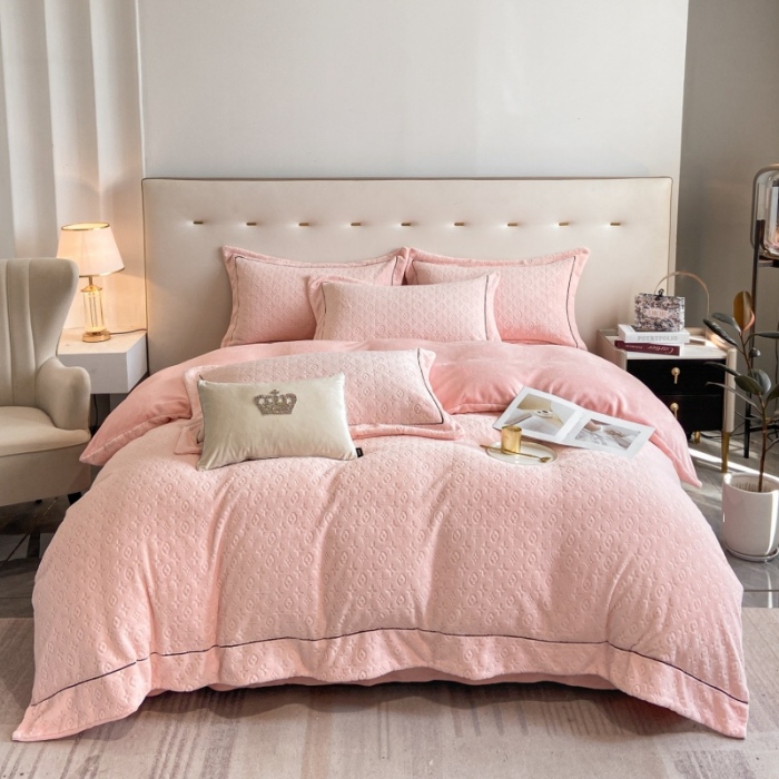 91家纺网 家纺一手货源 找家纺 （总）经年 2025年新款210克全消光A类烂花牛奶绒四件套-路易系列