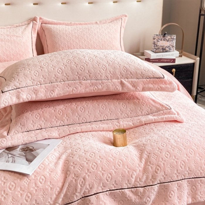 91家纺网 家纺一手货源 找家纺 （总）经年 2025年新款210克全消光A类烂花牛奶绒四件套-路易系列