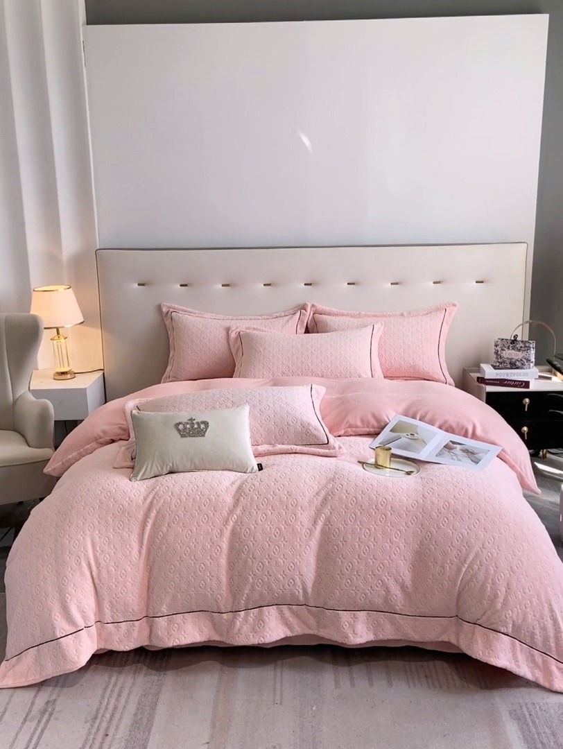 91家纺网 家纺一手货源 找家纺 （总）经年 2025年新款210克全消光A类烂花牛奶绒四件套-路易系列