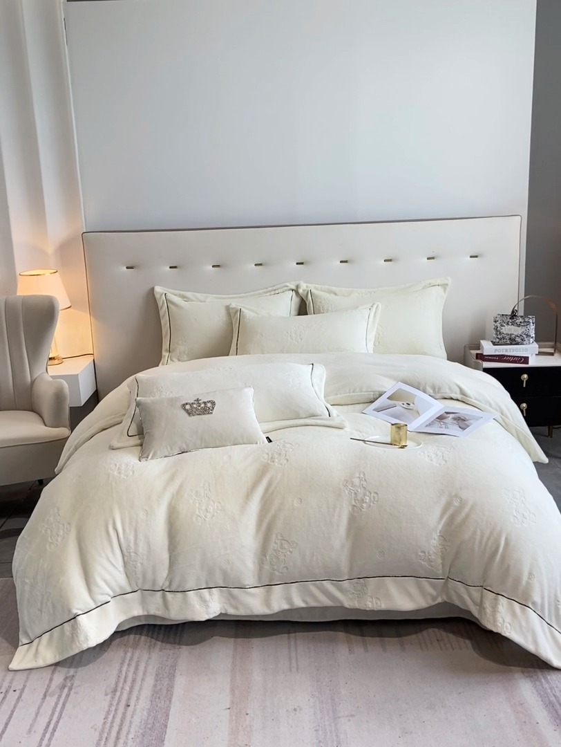 91家纺网 家纺一手货源 找家纺 （总）经年 2025年新款210克全消光A类烂花牛奶绒四件套-小熊系列